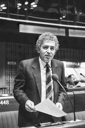 Fotografija 27: The MEP Nikolaos PAPAKYRIAZIS during a session in Strasbourg in March 1986.