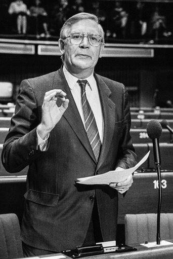 Fotografija 23: The MEP Lambert CROUX during a session in Strasbourg in March 1986.