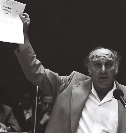 Fotografija 37: Plenary session Luxembourg july 1976