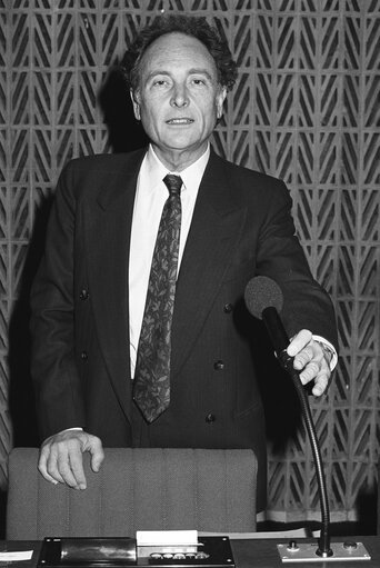 Fotografie 5: Portrait of MEP Eduardo PUNSET i CASALS in December 1988.