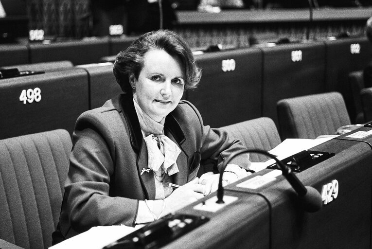 Fotografija 32: The MEP Simone MARTIN during a session in Strasbourg in March 1986.