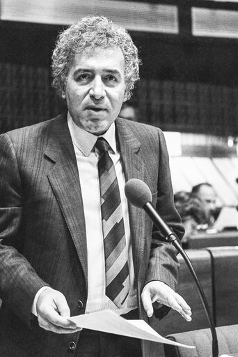 Fotografija 26: The MEP Nikolaos PAPAKYRIAZIS during a session in Strasbourg in March 1986.