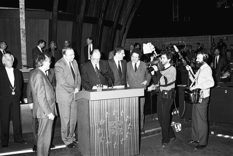 Photo 13 : Plenary session in Strasbourg - Adoption and signature of the 1989 budget