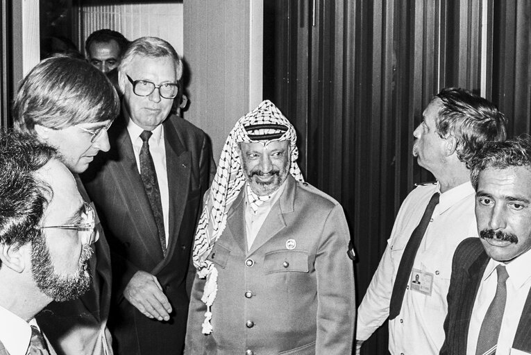 Fotografija 1: Oficial visit of Yasser ARAFAT to the European Parliament. Arrival