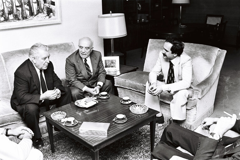 Fotografie 2: EP President Georges SPENALE (L) during a meeting in the margins of the plenary session in Luxembourg, 5-9 July 1976.