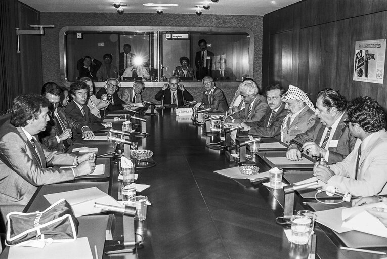 Foto 2: Oficial visit of Yasser ARAFAT to the European Parliament. Meeting with the Communist group