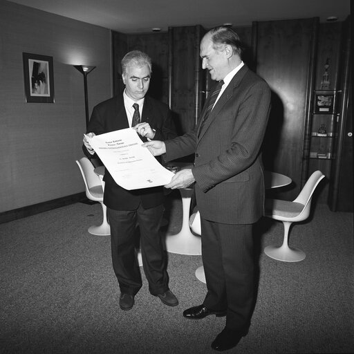 Fotogrāfija 5: EP President is awarded the 'Premio Internazionale Firenze' (Florence International Prize) in December 1988