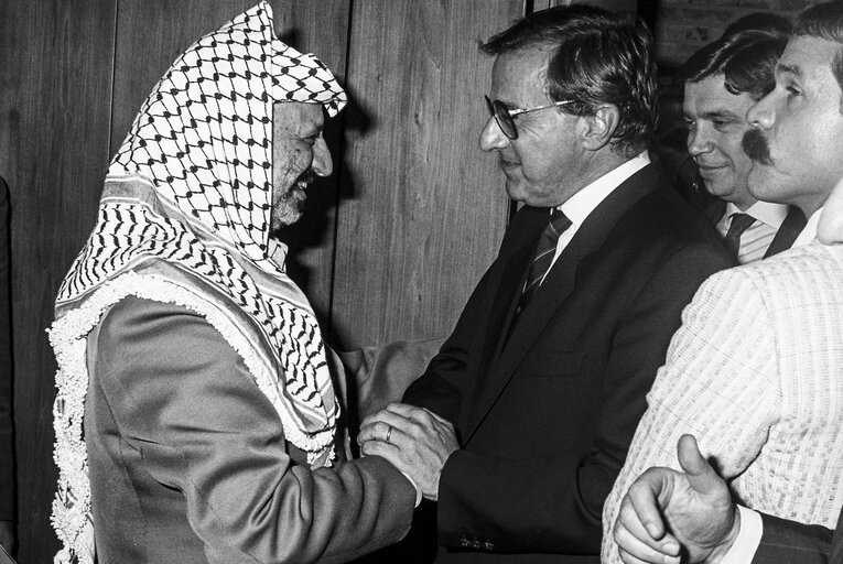 Photo 3: Oficial visit of Yasser ARAFAT to the European Parliament. Meeting with Luis PLANAS PUCHADES