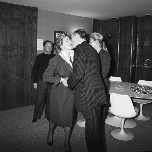 Fotografija 1: EP President receives guests in Strasbourg in December 1988