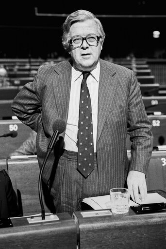 Valokuva 7: UK Minister Geoffrey HOWE in a session at the European Parliament in Strasbourg in December 1986