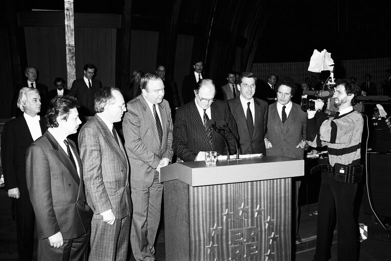 Fotografia 3: Plenary session in Strasbourg - Adoption and signature of the 1989 budget