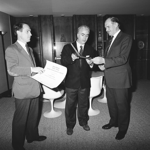 Fotogrāfija 4: EP President is awarded the 'Premio Internazionale Firenze' (Florence International Prize) in December 1988