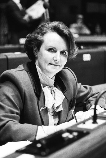 Fotografija 33: The MEP Simone MARTIN during a session in Strasbourg in March 1986.