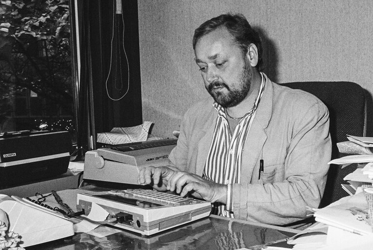 Φωτογραφία 8: Portrait of MEP John IVERSEN at the European Parliament