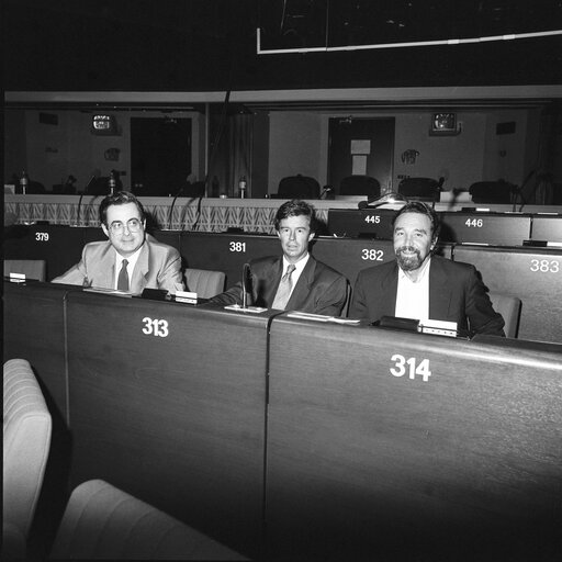 Fotografie 9: Portrait of MEPS Alonso Jose PUERTA, Antoni GUTIERREZ DIAZ , Fernando PEREZ ROYO in the Hemycicle in Strasbourg