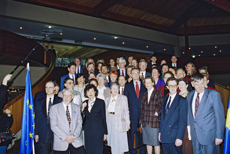 Fotografia 12: Arrival of the observers and MEPs for Sweden, Austria and FInland following the 1995 enlargement - Group picture