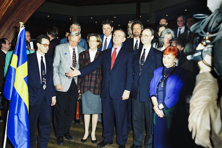 Fotografia 11: Arrival of the observers and MEPs for Sweden, Austria and FInland following the 1995 enlargement - Group picture