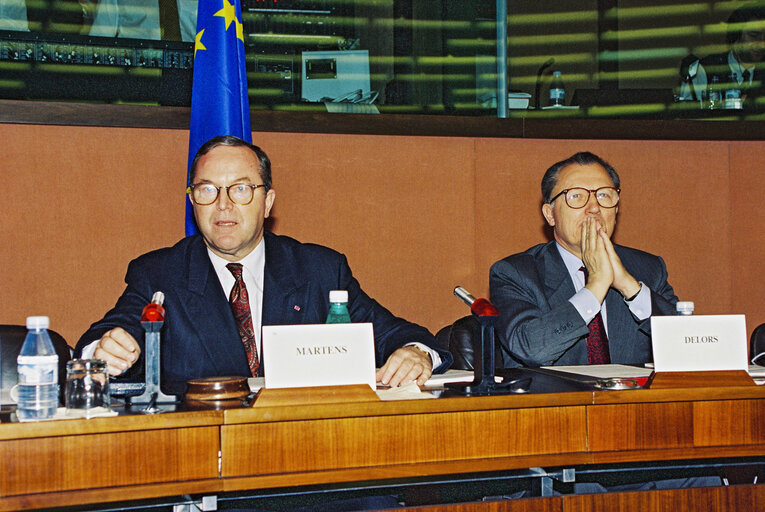 Photo 18: EPP group meeting - Outgoing EC President is awarded the Robert Schuman medal