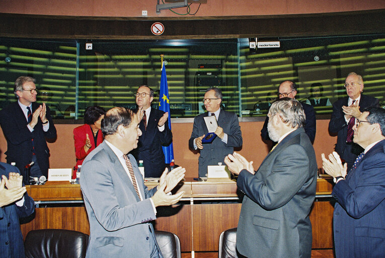 Fotografija 17: EPP group meeting - Outgoing EC President is awarded the Robert Schuman medal