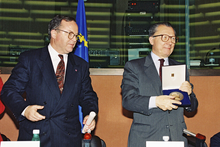 Photo 16: EPP group meeting - Outgoing EC President is awarded the Robert Schuman medal