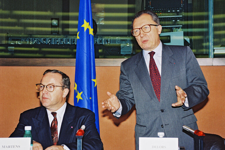 Photo 15: EPP group meeting - Outgoing EC President is awarded the Robert Schuman medal