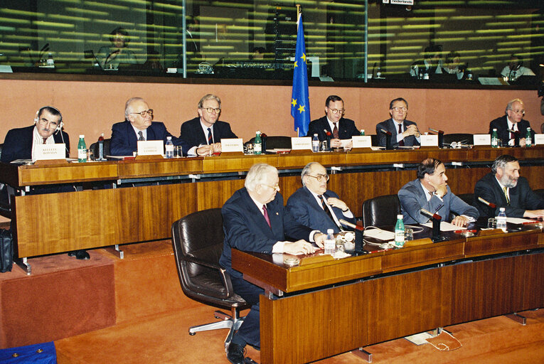 Fotografie 14: EPP group meeting - Outgoing EC President is awarded the Robert Schuman medal