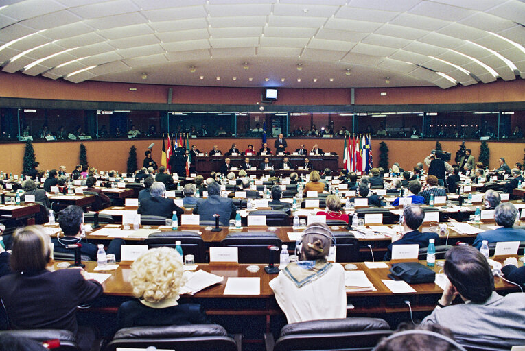 Fotografija 13: EPP group meeting - Outgoing EC President is awarded the Robert Schuman medal