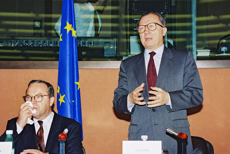 Photo 12: EPP group meeting - Outgoing EC President is awarded the Robert Schuman medal