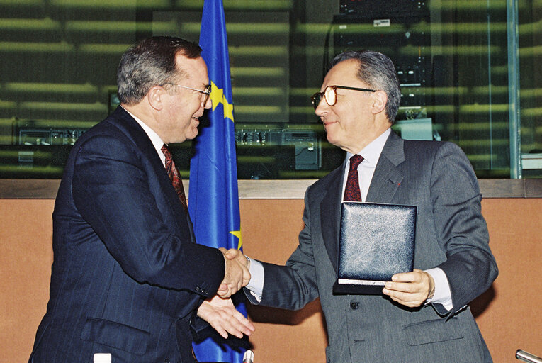 Photo 11: EPP group meeting - Outgoing EC President is awarded the Robert Schuman medal