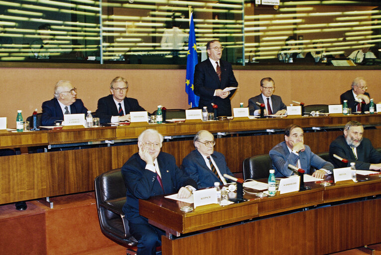 Photo 1: EPP group meeting - Outgoing EC President is awarded the Robert Schuman medal