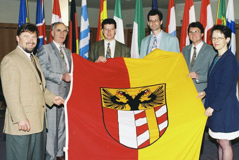 Photo 2: MEP Markus FERBER and guests with a flag of Swabia (Schwaben), an administrative region of Bavaria
