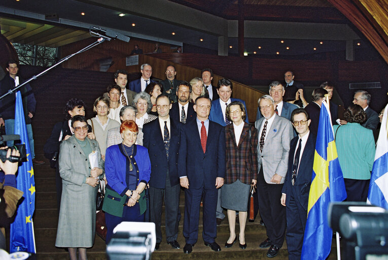 Fotografia 4: Arrival of the observers and MEPs for Sweden, Austria and FInland following the 1995 enlargement - Group picture