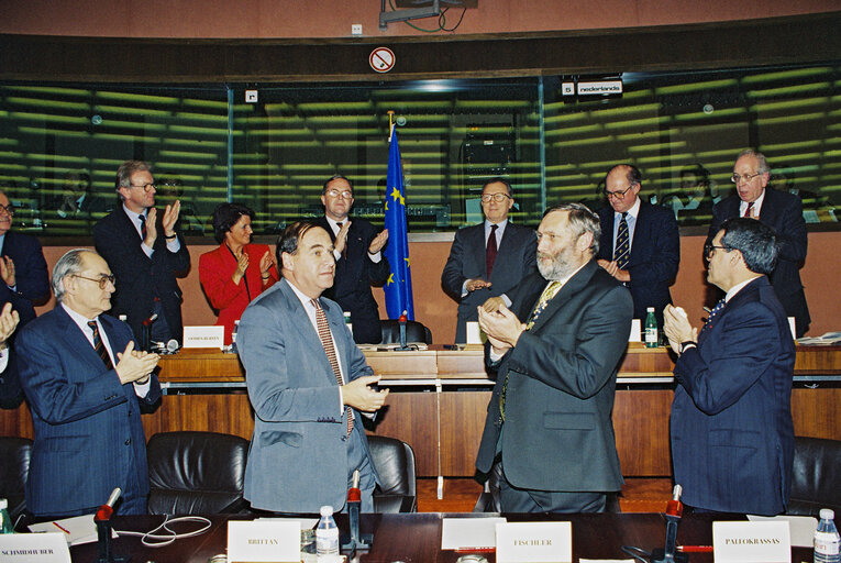 EPP group meeting - Outgoing EC President is awarded the Robert Schuman medal