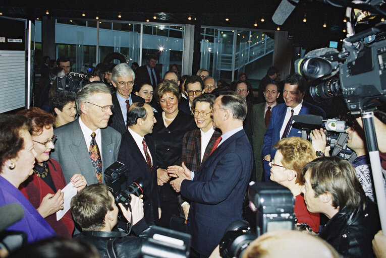 Fotografia 6: Arrival of the observers and MEPs for Sweden, Austria and FInland following the 1995 enlargement - Group picture