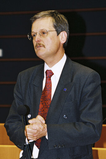 Zdjęcie 2: MEP Gary TITLEY during the plenary session at the European Parliament in Brussels.