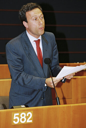 Zdjęcie 6: MEP Ernesto CACCAVALE during the plenary session at the European Parliament in Brussels.