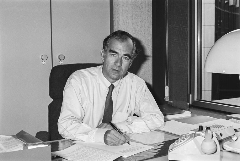 Fotogrāfija 4: Portrait of MEP Francois du VIVIER at the European Parliament