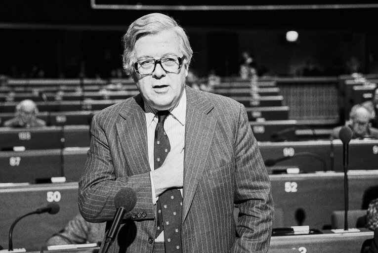 Valokuva 8: UK Minister Geoffrey HOWE in a session at the European Parliament in Strasbourg in December 1986