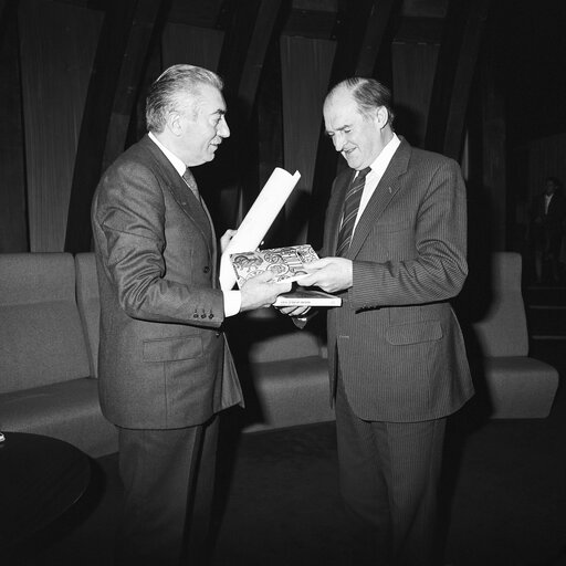 Valokuva 9: Book presentation by MEP Alfeo MIZZAU in December 1988