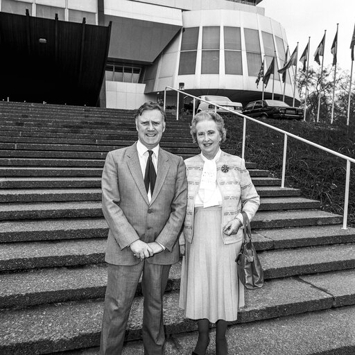 Zdjęcie 35: Portrait of Mep Hugh R. McMAHON in front of the EP in Strasbourg with a guest