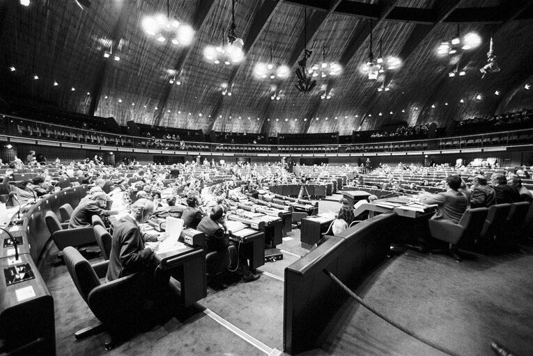 Valokuva 4: Plenary session at the European Parliament in Strasbourg in December 1986