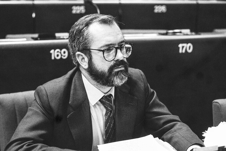 Fotografija 8: The delegue Miguel ARIAS CANETE during a session in Strasbourg in March 1986.