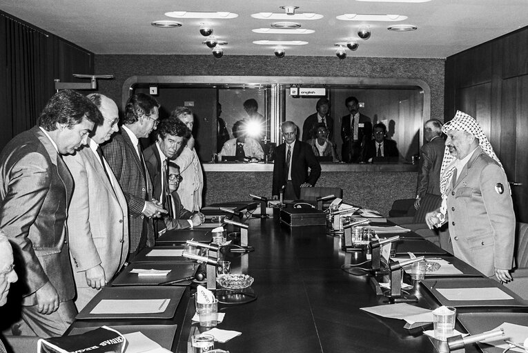 Foto 5: Oficial visit of Yasser ARAFAT to the European Parliament. Meeting with the Communist group