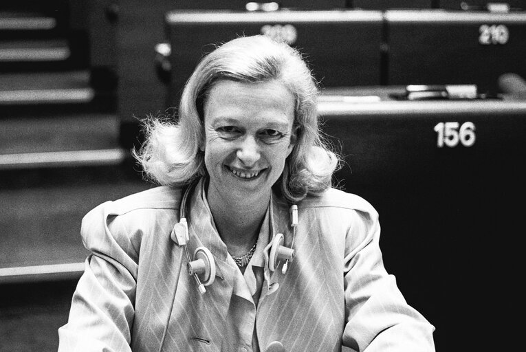 Φωτογραφία 2: MEP Nicole FONTAINE in the EP in Strasbourg in April 1988