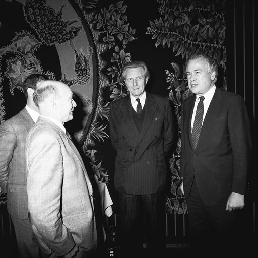 Zdjęcie 2: Meeting of the Kangaroo group in December 1988 with British MP Michael HESELTINE