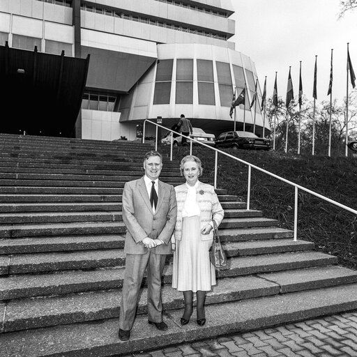 Zdjęcie 34: Portrait of Mep Hugh R. McMAHON in front of the EP in Strasbourg with a guest