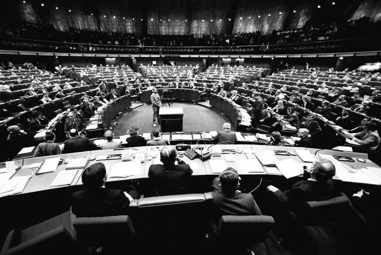 Foto 16: Plenary session in Strasbourg - Adoption and signature of the 1989 budget