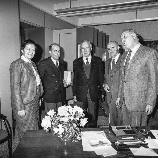 Zdjęcie 31: Mep Simone VEIL meets with guests at the EP in Strasbourg