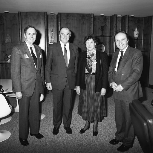 Foto 3: EP President and MEP Richard J. SIMMONDS with a group of visitors from the Isle of Wight in December 1988