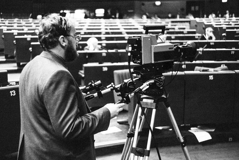 Fotografia 2: A cameraman films during a plenary session at the European Parliament